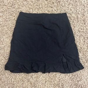 Black mini skirt with side zip and slit